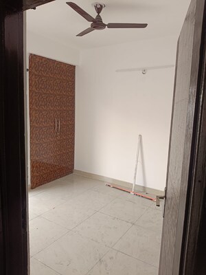 Room in 3.5 BHK Apartment at Ajnara Le Garden, Sector 16b Greater Noida – for Rent