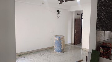 Room in 3.5 BHK Apartment at Ajnara Le Garden, Sector 16b Greater Noida – for Rent