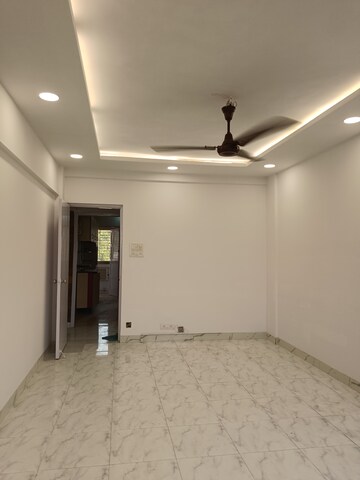Room in 2 BHK Apartment at Happy House Prabhadevi, Prabhadevi – for Rent