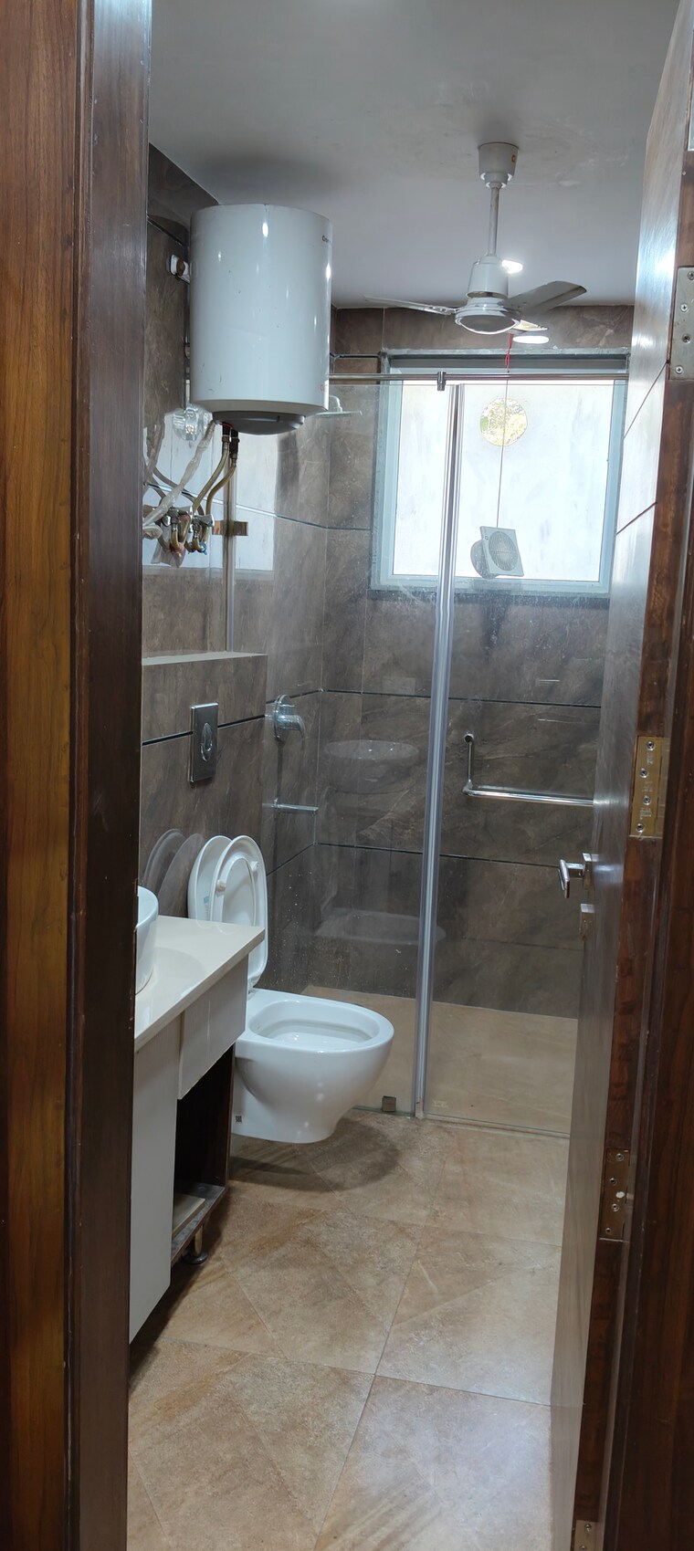 Bathroom, kirti nagar 3 Bedroom 200 Sq.Yd. Builder Floor In Kirti Nagar Delhi 10017627