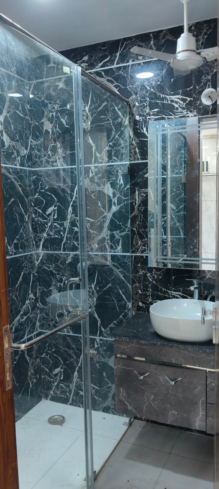 Bathroom, kirti nagar 3 Bedroom 200 Sq.Yd. Builder Floor In Kirti Nagar Delhi 10017627