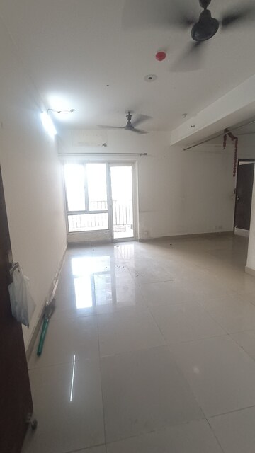 Room in 2.5 BHK Apartment at Mahagun Mywoods, Sector 16c Greater Noida – for Rent
