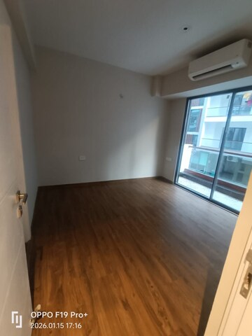 Room in 3 BHK Apartment at Signature Global City 63A, Sector 63a – for Rent