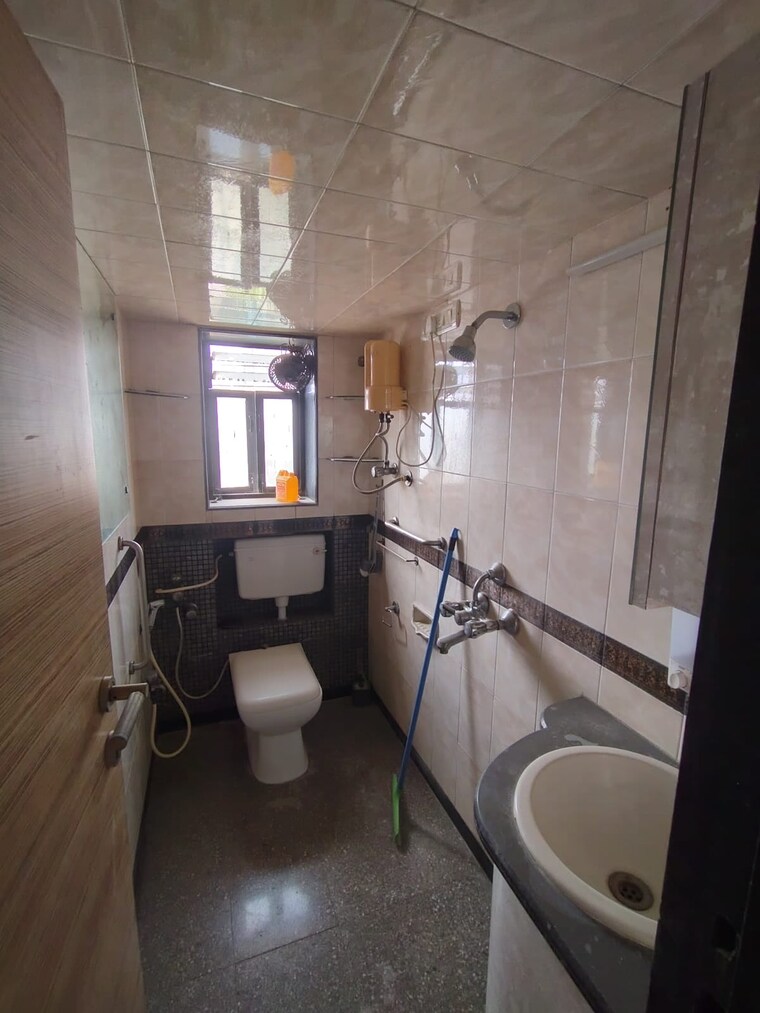 Bathroom, supreme-19 4 Bedroom 1250 Sq.Ft. Apartment In Lokhandwala Mumbai 10017394