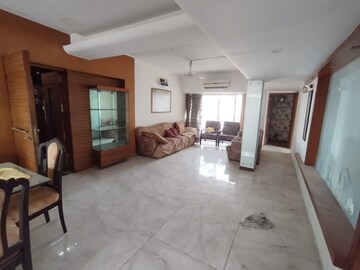 Room in 4 BHK Apartment at Supreme 19, Lokhandwala – for Rent