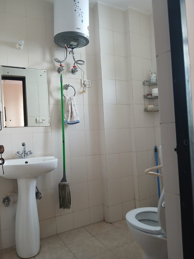 Bathroom, vip road 3.5 Bedroom 1350 Sq.Ft. Apartment In Vip Road Zirakpur 10017733