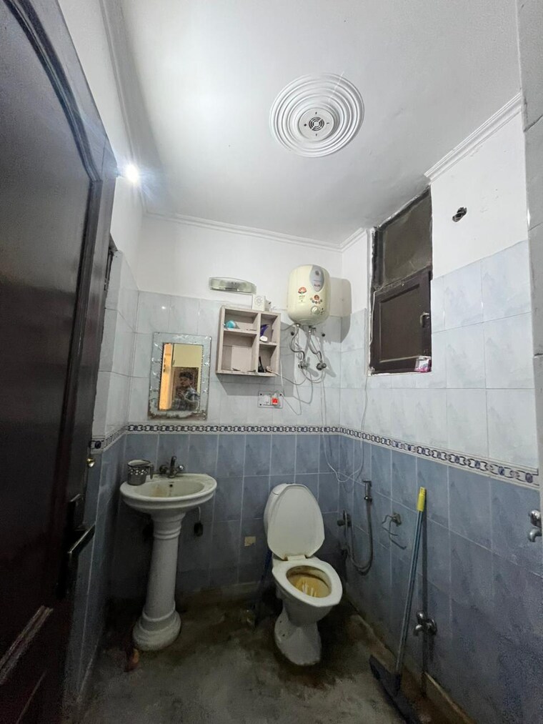 Bathroom, green fields colony 3 Bedroom 250 Sq.Yd. Builder Floor In Green Fields Colony Faridabad 10017834