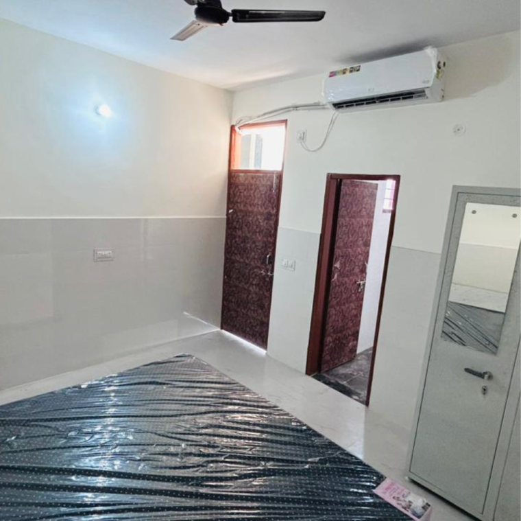 Room, shanti vihar 3 Bedroom 200 Sq.Yd. Apartment In Shanti Vihar Delhi 10027669