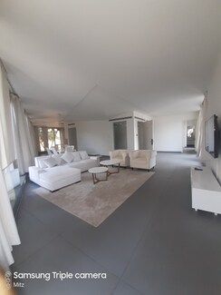 5 BHK + Servant Room,Extra Room Villa For Rent in Embassy Boulevard