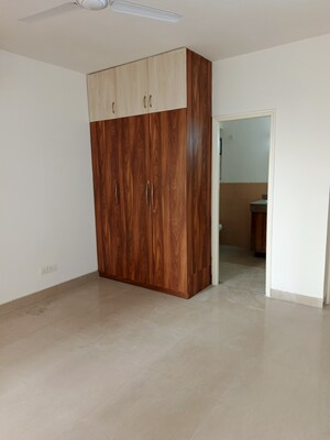 Room in 3 BHK Apartment at Smart World Orchard, Sector 61 – for Rent