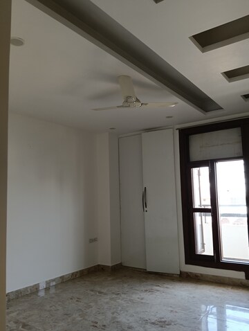 Room in 3 BHK Builder Floor at Sector 15i – for Rent
