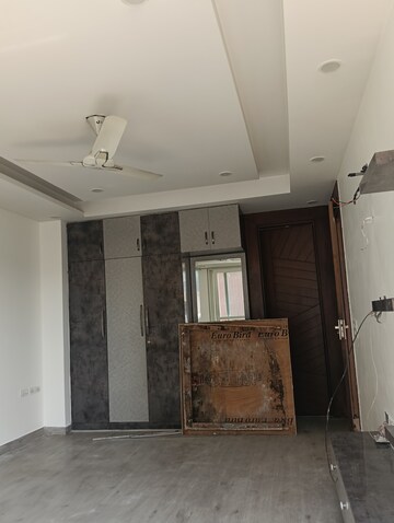 Room in 3 BHK Builder Floor at Sector 15i – for Rent