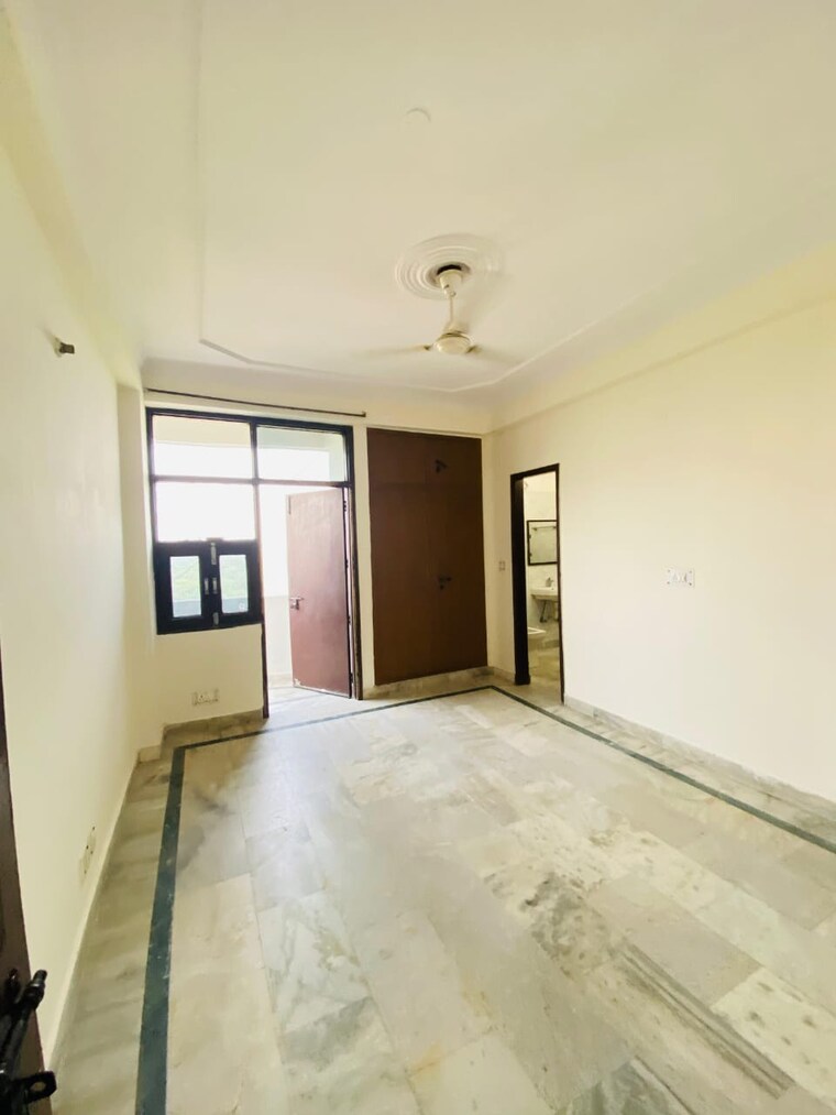 Room, dwarka 4 Bedroom 110 Sq.Yd. Apartment In Dwarka Delhi 10036393