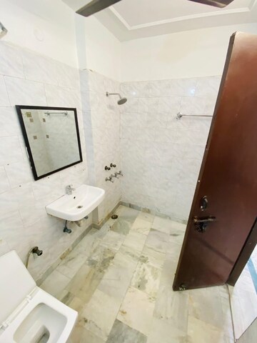 Furnished Amenities in 4 BHK Apartment at Dwarka – for Rent