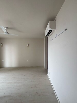 Room in 3 BHK Apartment at Smart World Orchard, Sector 61 – for Rent