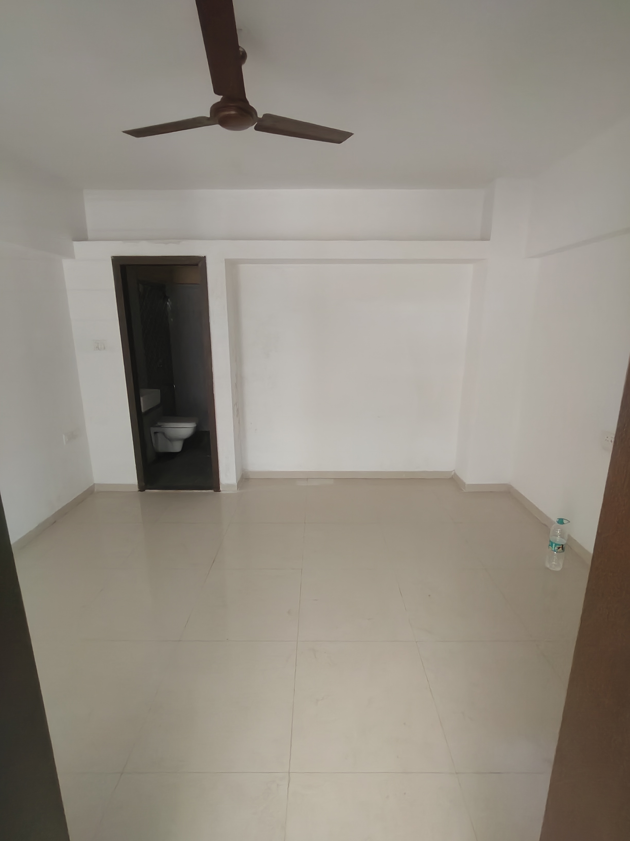 Resale 2 Bedroom 1000 Sq.Ft. Apartment in Majestique 38 Park Majestique ...