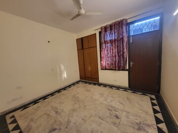 Room in 3 BHK Builder Floor at Ardee Mall, Sector 52 – for Rent