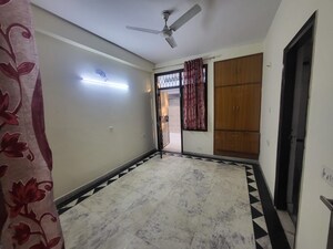 Room in 3 BHK Builder Floor at Ardee Mall, Sector 52 – for Rent