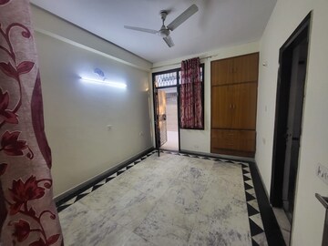 Room in 3 BHK Builder Floor at Ardee Mall, Sector 52 – for Rent