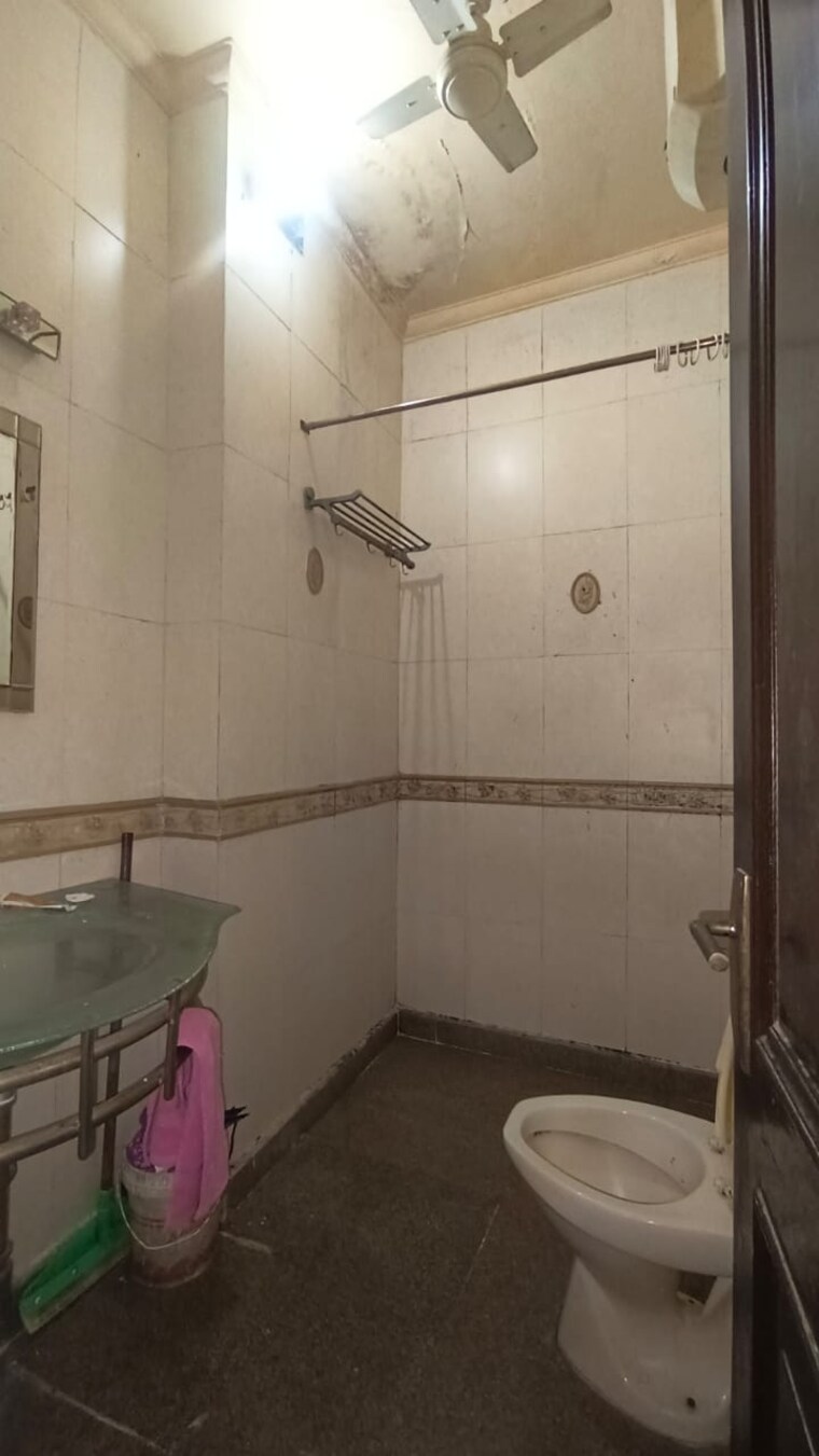 Bathroom, safdarjung enclave 6 Bedroom 220 Sq.Yd. Villa In Safdarjung Enclave Delhi 10038371