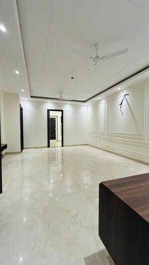 Room in 3 BHK Builder Floor at Palam Vihar – for Rent