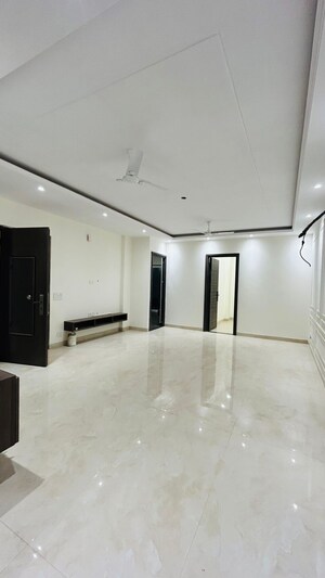 Room in 3 BHK Builder Floor at Palam Vihar – for Rent