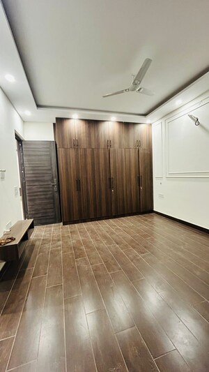 Room in 3 BHK Builder Floor at Palam Vihar – for Rent