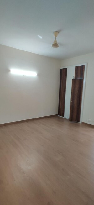 Room in 3.5 BHK Apartment at Emaar Palm Gardens, Sector 83 – for Rent