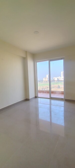 Room in 3.5 BHK Apartment at Emaar Palm Gardens, Sector 83 – for Rent