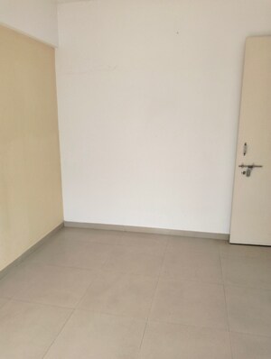 Room in 3 BHK Apartment at Mittal Life Park, Mohammadwadi – for Rent