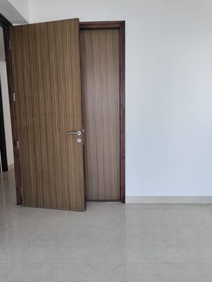 Room in 2 BHK Apartment at Lodha Primo, Parel – for Rent