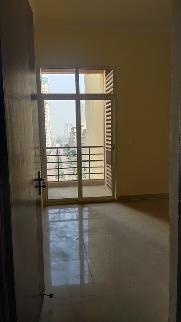 Room in 3 BHK Apartment at Assotech Windsor Court, Sector 78 – for Rent