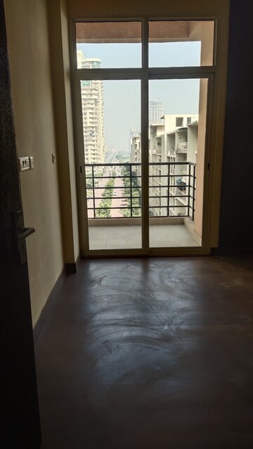 Room in 3 BHK Apartment at Assotech Windsor Court, Sector 78 – for Rent