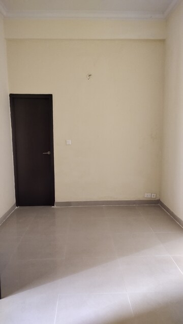 Room in 3 BHK Apartment at Assotech Windsor Court, Sector 78 – for Rent