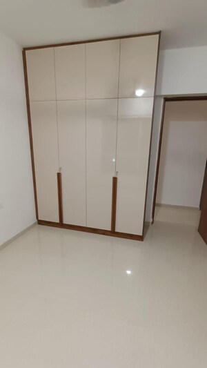 Room in 3 BHK Apartment at Kalpataru Parkcity, Kolshet Road – for Rent