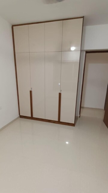 Room in 3 BHK Apartment at Kalpataru Parkcity, Kolshet Road – for Rent