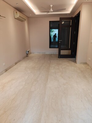 Room in 3 BHK Builder Floor at Panchsheel Enclave – for Rent