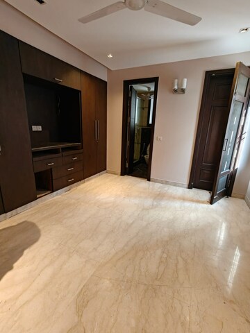 Room in 3 BHK Builder Floor at Panchsheel Enclave – for Rent