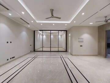 Room in 6 BHK Villa at Safdarjung Development Area – for Sale