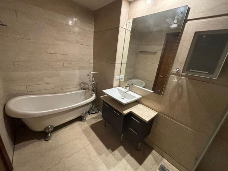 Bathroom, vasant vihar 6+ Bedroom 1000 Sq.Yd. Villa In Vasant Vihar Delhi 10051847