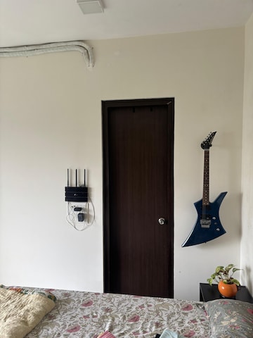 Furnished Amenities in 3 BHK Apartment at K Raheja Heights, Malad East – for Rent