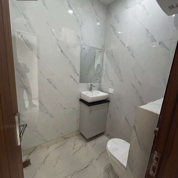 Bathroom, kotla mubarakpur 3 Bedroom 900 Sq.Ft. Builder Floor In Kotla Mubarakpur Delhi 10051915