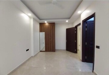 Room in 3 BHK Builder Floor at Green Park – for Rent