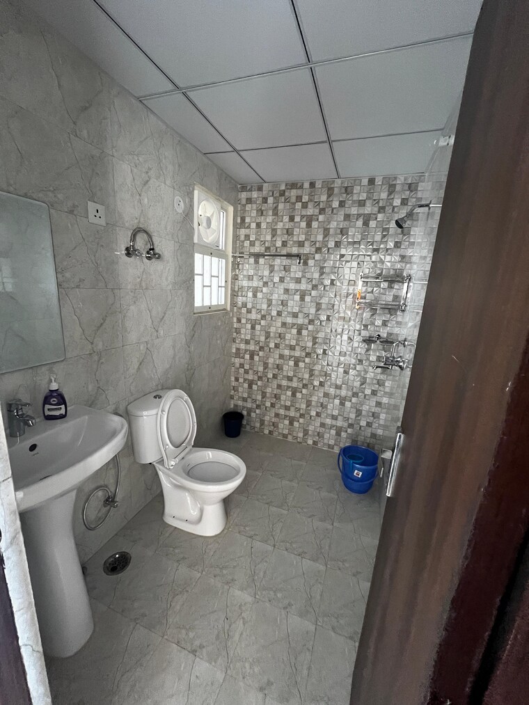 Bathroom, hi-castle 2 Bedroom 642 Sq.Ft. Apartment In Beta Ii Greater Noida Greater Noida 10051987