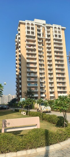 3.5 BHK + Servant Room Apartment For Sale in Emaar Palm Gardens