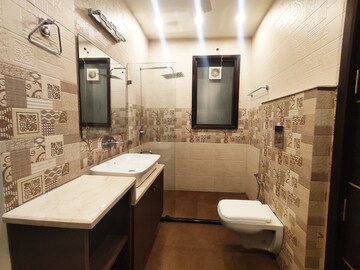 Team Area in 4 BHK Apartment at Ambience Island, Sector 24 – for Sale