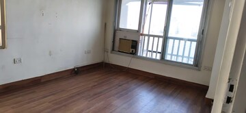 Room in 1.5 BHK Apartment at Maker Tower, Cuffe Parade – for Rent