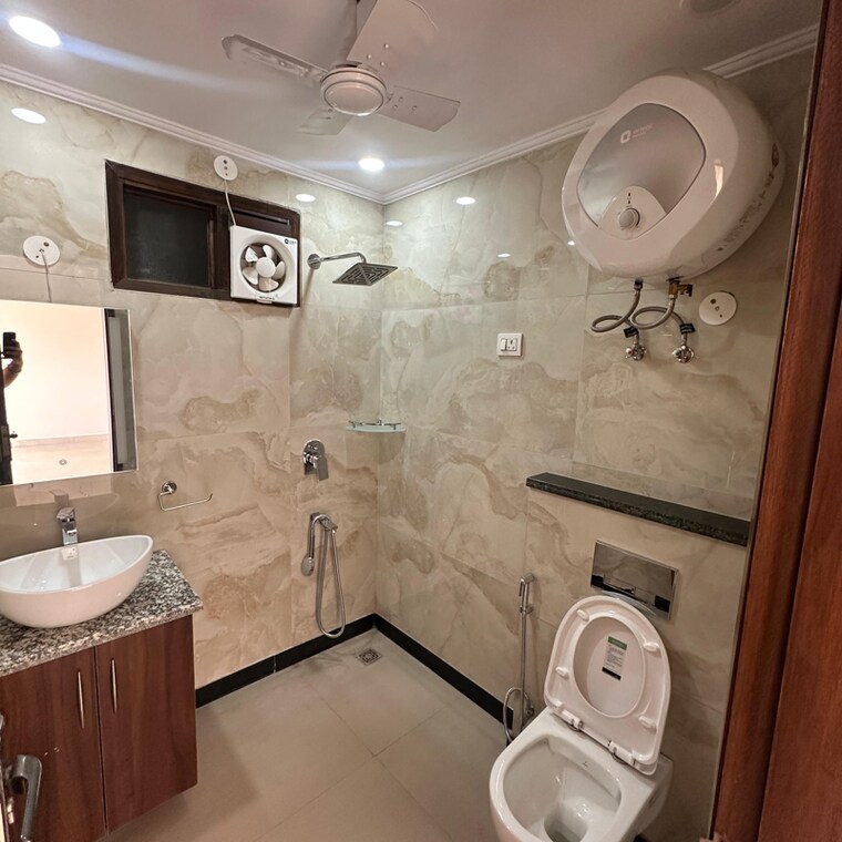 Bathroom, new rajinder nagar 3 Bedroom 125 Sq.Yd. Builder Floor In New Rajinder Nagar Delhi 10052605