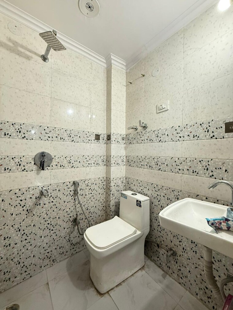 Bathroom, paryavaran complex 1 Bedroom 450 Sq.Ft. Builder Floor In Paryavaran Complex Delhi 10052593