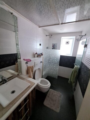 Team Area in 3 BHK Apartment at Venus Apartments Cuffe Parade, Cuffe Parade – for Rent